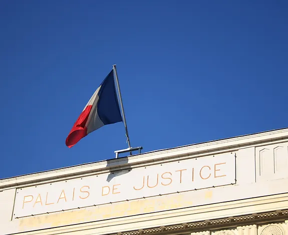 Image de la façade d'un palais de justice